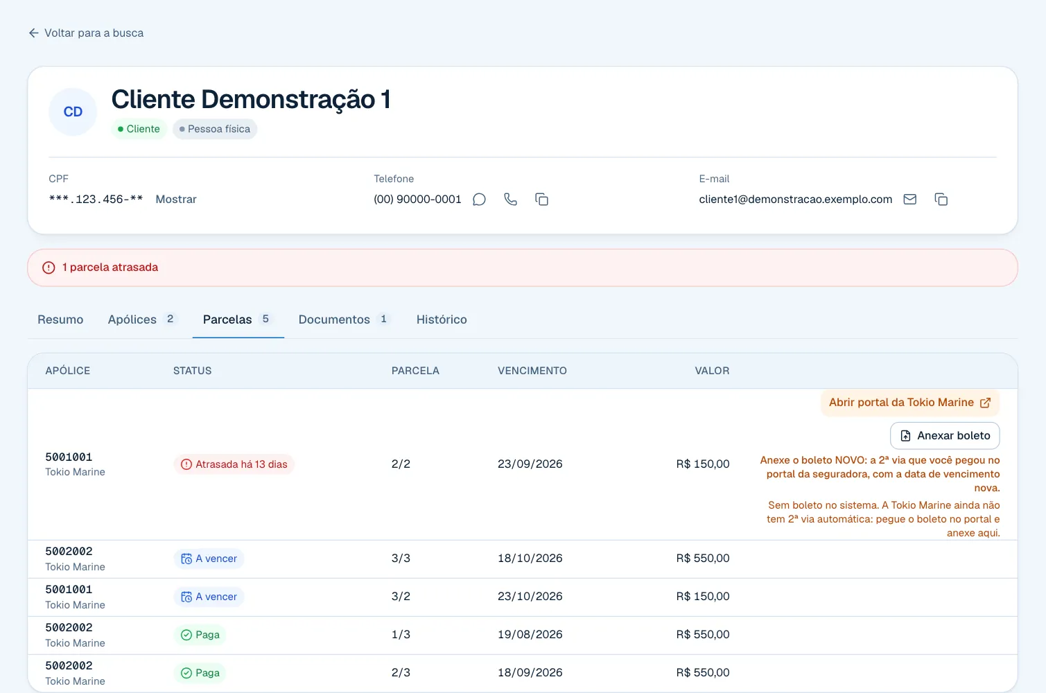 Ficha do cliente com as abas Resumo, Apólices, Parcelas, Documentos e Histórico (dados fictícios).